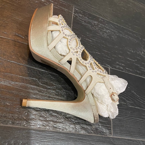 Silver Sparkly high heels - Picture 5 of 6